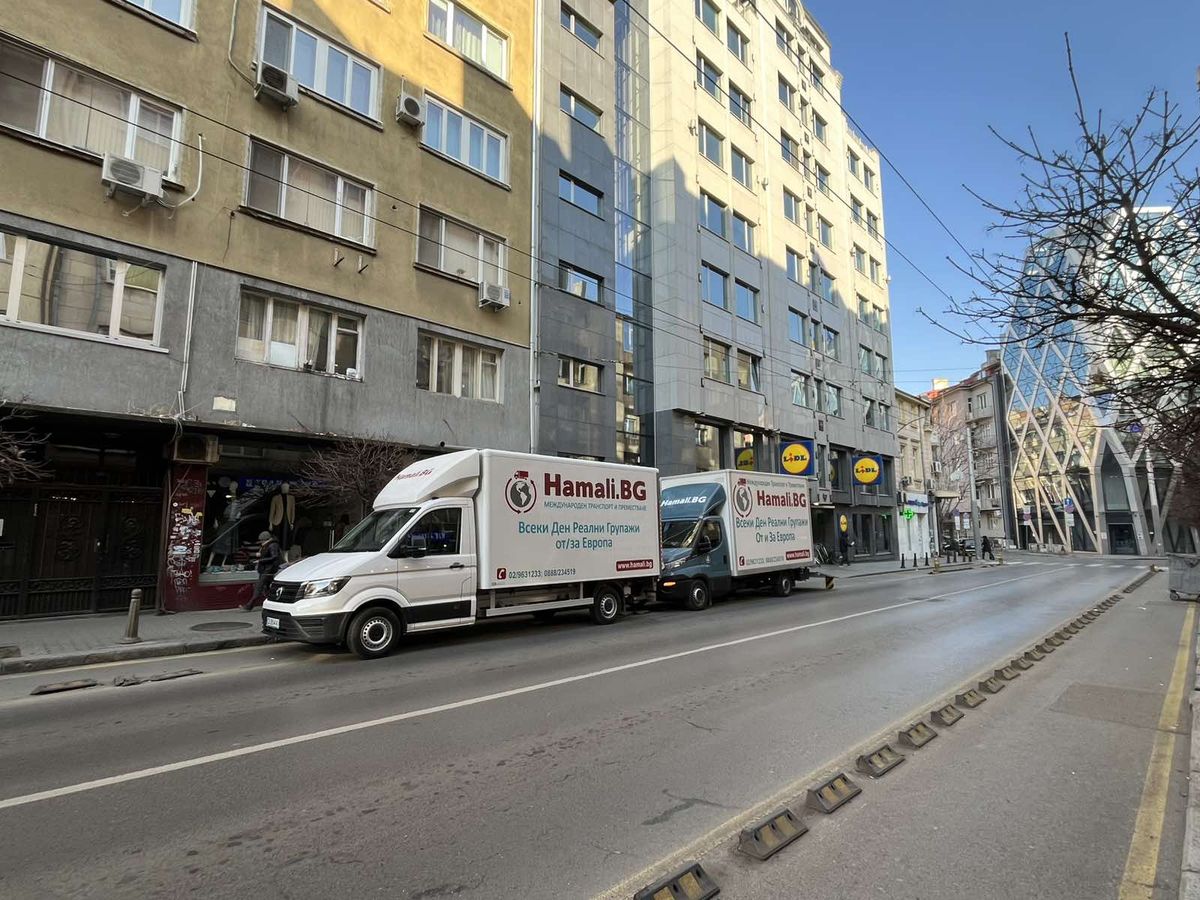Deux camions de déménagement Hamali.BG garés dans une rue