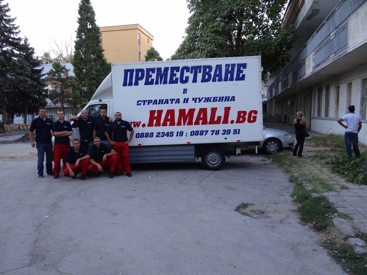L'équipe de déménagement Hamali.BG devant un camion aux couleurs de l'entreprise